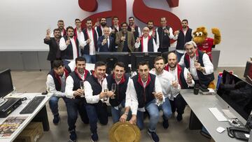 Los componentes de la Selección, jugadores y técnicos (entrenadores, médicos, delegados) estuvieron en AS mostrando la ensaladera de campeones de Europa.