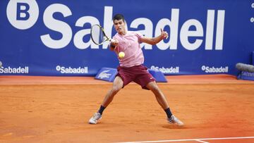 Carlos Alcaraz devuelve una bola durante su partido ante Frances Tiafoe en el Barcelona Open Banc Sabadell 2021.