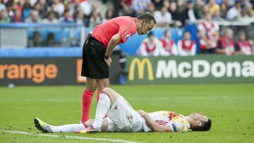 Aduriz, tras lesionarse ante Italia.