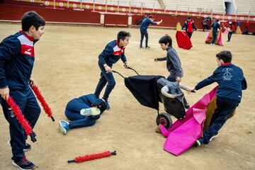 El artista, Nikolai Linares Larsen, se interesó por la formación de los niños que desean ser toreros y,  a través de este reportaje realizado en Almería, explica las dificultades y esfuerzos de dichos jóvenes.