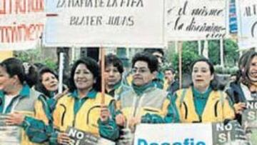 <b>MANIFESTACIÓN. </b>Un grupo de manifestantes contra la FIFA, ayer en las calles de La Paz (Bolivia).