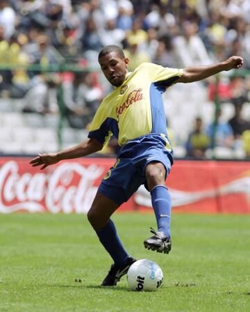 Djalma Feitosa, mejor conocido como ‘Djalminha’, llegó al América procedente del Deportivo La Coruña, en donde vivió una etapa más que exitosa. Sin embargo, el brasileño estuvo muy lejos de su mejor nivel, además de que las lesiones no lo ayudaron. Tras un corto período con las Águilas decidió rescindir su contrato y retirarse del fútbol profesional.