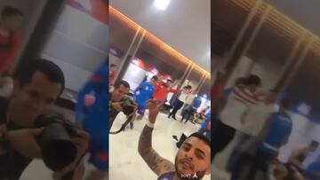 Cantando “Te deseo lo mejor” de Gerardo Coronel, Chivas celebró su pase a Semifinales