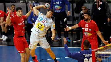 El jugador de España, Daniel Dujshebaev lanza ante los defensores de Túnez.