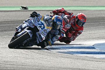 ?lex M¨¢rquez y Marc M¨¢rquez durante la carrera.