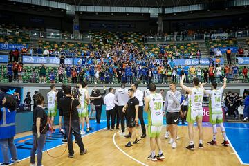 La afición del Fuenlabrada celebra con sus jugadores la permanencia en la Liga Endesa en Burgos.