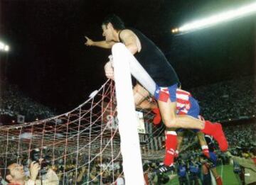 Kiko se sube al larguero para festejar la Liga atlética de 1996