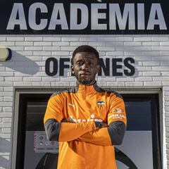 El filial che ficha a Emaná
y espera a las promesas del primer equipo