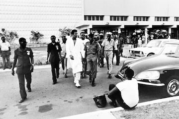 Muhammad Ali (centro) sale del centro de entrenamiento en Kinshasa once días antes del campeonato mundial de peso pesado. 