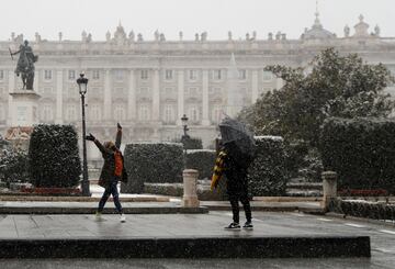 Durante todo el día ha caído una intensa nevada en Madrid que ha dejado estampas muy poco habituales en esta ciudad.