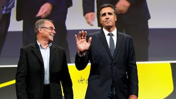 EPA7180. PARIS (FRANCIA), 25/10/2018.- Los cinco veces campeones del Tour de Francia el franc&eacute;s Bernard Hinault (i) y el espa&ntilde;ol Miguel Indur&aacute;in (d) asisten al acto de presentaci&oacute;n del Tour de Francia 2019, en Par&iacute;s, Fra