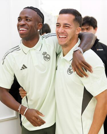 Vinicius Jr. saluda a Lucas Vázquez, a la llegada del primero al hotel Four Seasons Palm Beach, en Florida.