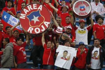 Eliminatorias mundial Rusia 2018. 
Hinchas de Chile  alientan antes del partido contra Uruguay por eliminatorias para el mundial de Rusia 2018 en el estadio Centenario. 
Montevideo, Uruguay.