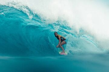 La cuatro veces campeona del mundo de la WSL, Carissa Moore, surfeando una ola en el Lululemon Maui Pro de Honolua Bay (Maui, Estados Unidos) (Photo by Cait Miers/WSL via Getty Images).