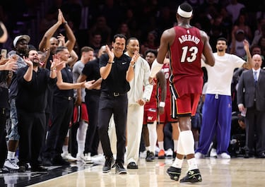 Con la marca conseguida, su entrenador, Erik Spoelstra, le sustituye para que se lleve la ovación del Kaseya Center, sede de Miami Heat.