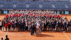 Imagen de la foto de familia del Mutua Madrid Open para celebrar el 80 cumplea&ntilde;os de Manolo Santana.