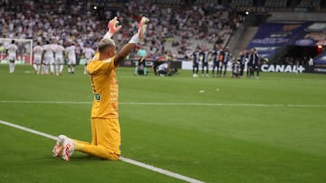 Paris (France), 31/07/2020.- Keylor Navas of Paris Saint Germain celebrates after winning by penalty shoot-out the Coupe de la Ligue final soccer match between Paris Saint Germain and Olympique Lyon in Saint-Denis, near Paris, France, 31 July 2020. (Franc