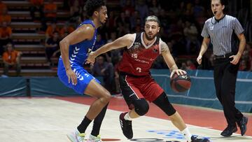 Francis Alonso (Montakit Fuenlabrada) trata de sobrepasar a su defensor en el encuentro entre Fuenlabrada y San Pablo Burgos.