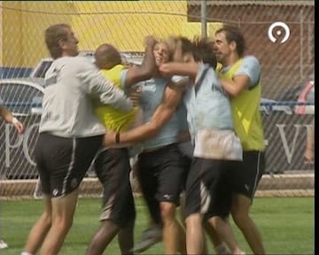 El español y el uruguayo se enzarzaron a puñetazos durante un entrenamiento en la Ciudad Deportiva de Miralcamp. Lo que a priori parecía un simple lance entre compañeros se convirtió en todo un espectáculo de fuerza bruta desde el momento en que Senna respondió de manera violenta a una entrada de Forlán que venía precedida de otras tantas.