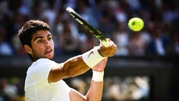 El español Carlos Alcaraz durante su partido contra el francés Alexandre Muller en Wimbledon.