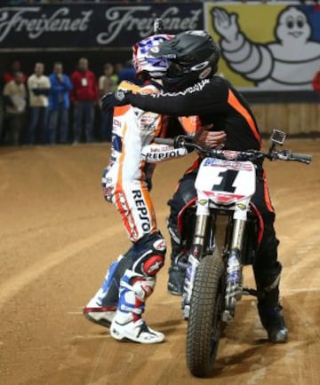 El piloto español Marc Márquez saluda al estadounidense Jared Mees tras imponerse en la Superfinal de la segunda edición del Superprestigio 'Dirt Track' de Barcelona.