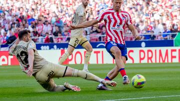 El jugador del Almería, Leo Baptistao, trata de frenar al jugador del Atlético de Madrid, Marcos Llorente. 
 
