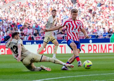 El jugador del Almería, Leo Baptistao, trata de frenar al jugador del Atlético de Madrid, Marcos Llorente. 
 