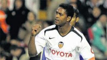 <b>EMPATE.</b> El Valencia arañó un empate a dos la temporada pasada con goles de Kluivert y Aimar.