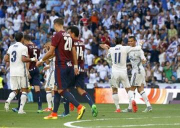 Gareth Bale celebra con Cristiano Ronaldo el 1-1.