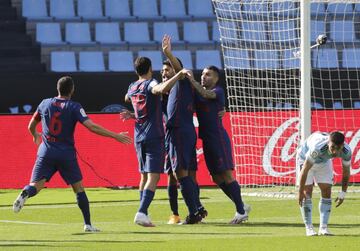 Celta de Vigo 0-1 Atlético de Madrid | Gran jugada del conjunto rojiblanco en la que Manu recibe el balón dentro del área, pone este atrás y Suárez completamente solo bate a placer al portero.