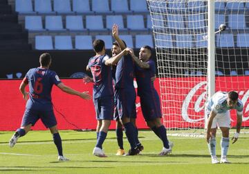 Celta de Vigo 0-1 Atl¨¦tico de Madrid | Gran jugada del conjunto rojiblanco en la que Manu recibe el bal¨®n dentro del ¨¢rea, pone este atr¨¢s y Su¨¢rez completamente solo bate a placer al portero.