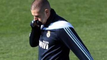 Benzema ya toca el balón