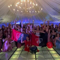 Pareja se casa y novia sacó la bandera del Atlas y cantó su himno