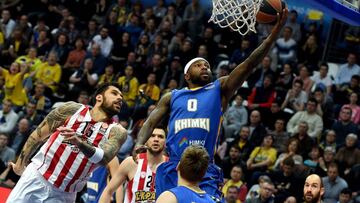 Khimki Moscow Region&#039;s guard Tyrese Rice (top) jumps to the net next to Olympiacos Piraeus&#039; forward Georgios Printezis (L) and forward Kostas Papanikolaou (2nd L) during the Euroleague group F Top 16 basketball match Khimki Moscow Region vs Olympiacos Piraeus in Moscow on March 31, 2016.
  / AFP PHOTO / Vasily Maximov