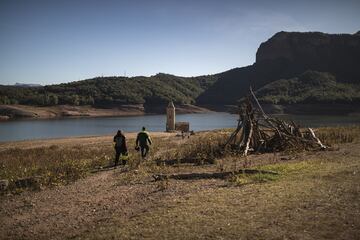 La gran sequía que sufre toda la península ha dejado al descubierto algunos tesoros. En el pantano de Sau, que ahora está al 30% de su capacidad, ha emergido el antiguo pueblo sepultado de Sant Romà que quedó inundado tras la construcción del pantano en 1963.