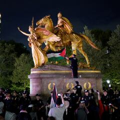 Watch: Anti-Israeli protesters vandalize WWI memorial as cops block group from Met Gala