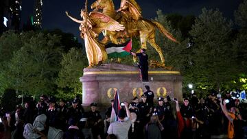 Watch: Anti-Israeli protesters vandalize WWI memorial as cops block group from Met Gala