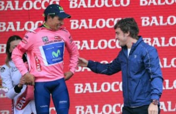 Alonso entrega la maglia rosa en el Giro