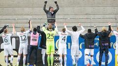 Los jugadores del Gefle celebran la victoria con Peter Bonegrim.