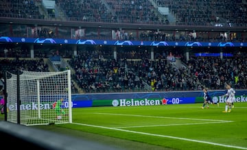 Miranchuk enga?a a Oblak, el portero se tira y el jugador del Lokomotiv lo lanza al otro palo. El penalti por mano de Herrera se?alado tras revisar las im¨¢genes el colegiado ha supuesto el empate.