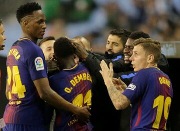 Ousmane Dembele celebrates with his teammates after scoring. (1-0)