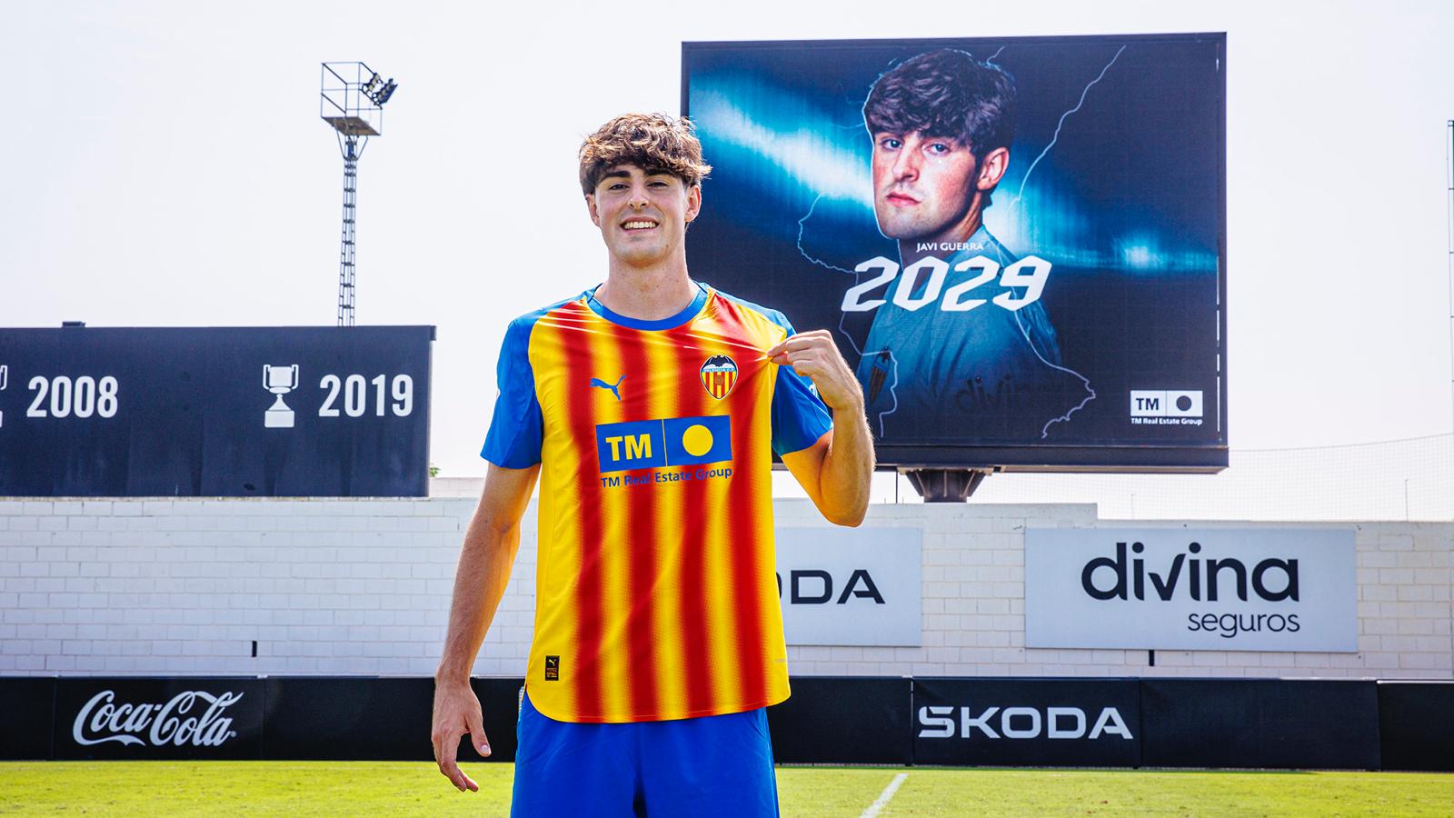 Oficial: Javi Guerra amplía su contrato con el Valencia