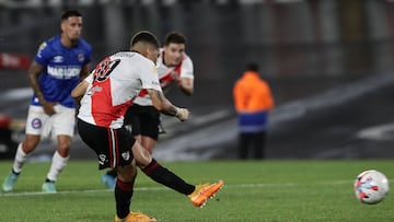 River Plate's Colombian midfielder Juan Fernando Quintero (C) shoots a penalty kick and scores the team's third goal against Argentinos Juniors during their Argentine Professional Football League match at Monumental stadium in Buenos Aires, on April 10, 2022. (Photo by ALEJANDRO PAGNI / AFP)