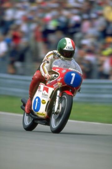 Giacomo Agostini con su MV Agusta durante el Gran Premio de Holanda en Assen el 24 de junio de 1995.