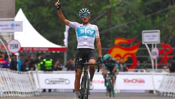 Gianni Moscon celebra su victoria en la cuarta etapa del Tour de Guangxi en la cima de Nongla.