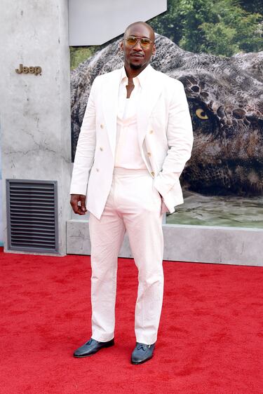 Mahershala Ali posa en la alfombra roja de 'Jurassic World: El renacer' en el Lincoln Center, Nueva York.