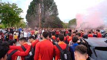 La afición del Mirandés recibió a los jugadores tras la victoria en Córdoba.