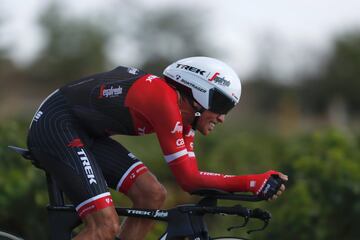 El ciclista madrileño del equipo Trek, Alberto Contador, durante la contrarreloj individual.