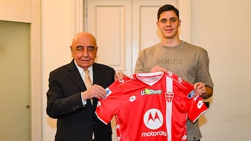 Stefan Lekovic posa con Adriano Galliani, director general del Monza.