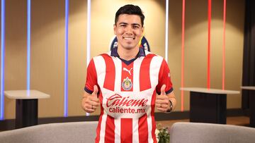 Érick Gutiérrez posa con la camiseta de Chivas, su nuevo equipo. Fotografía: Twitter de Chivas.